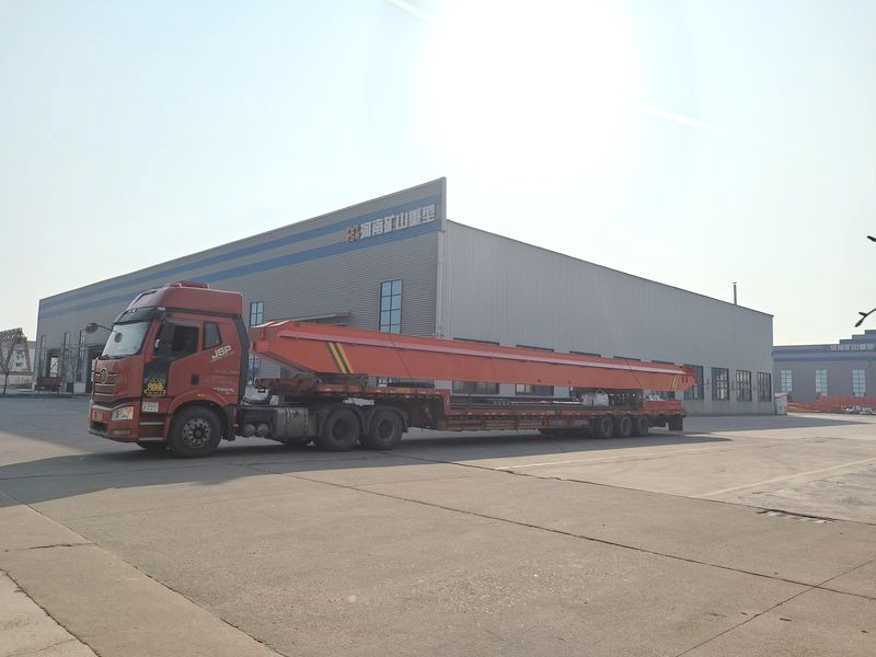 两台10吨跨度22.5米的国内精自视频品线一二区，发往湖北黄冈